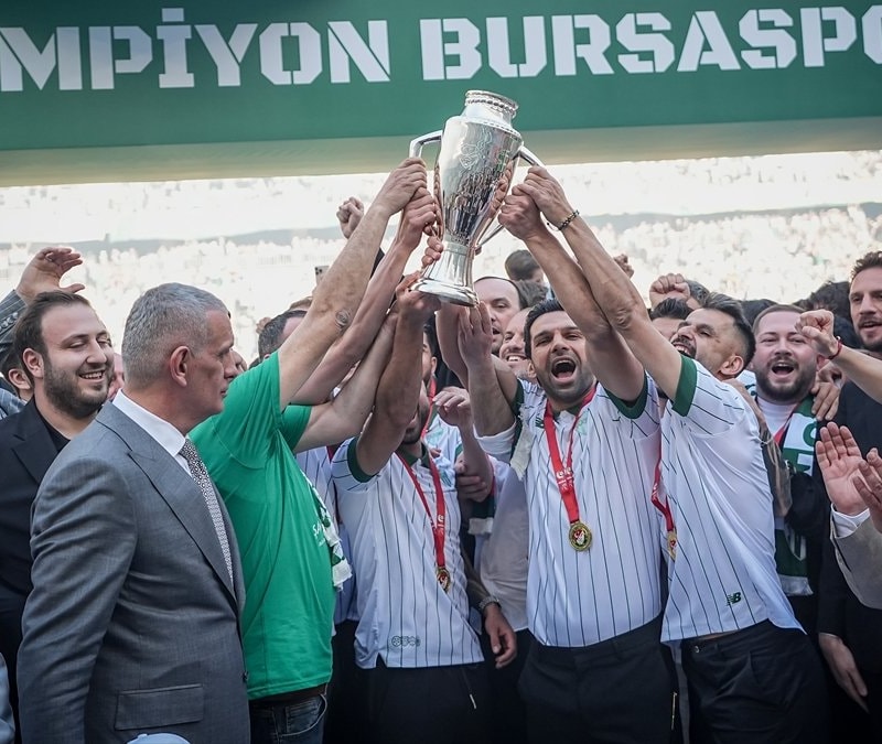Bursaspor, şampiyonluk kupasına kavuştu