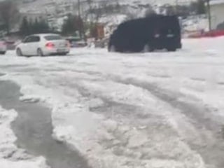 Mayıs ayı yaklaşırken Elazığ'da dolu sürprizi: Beyaza büründü