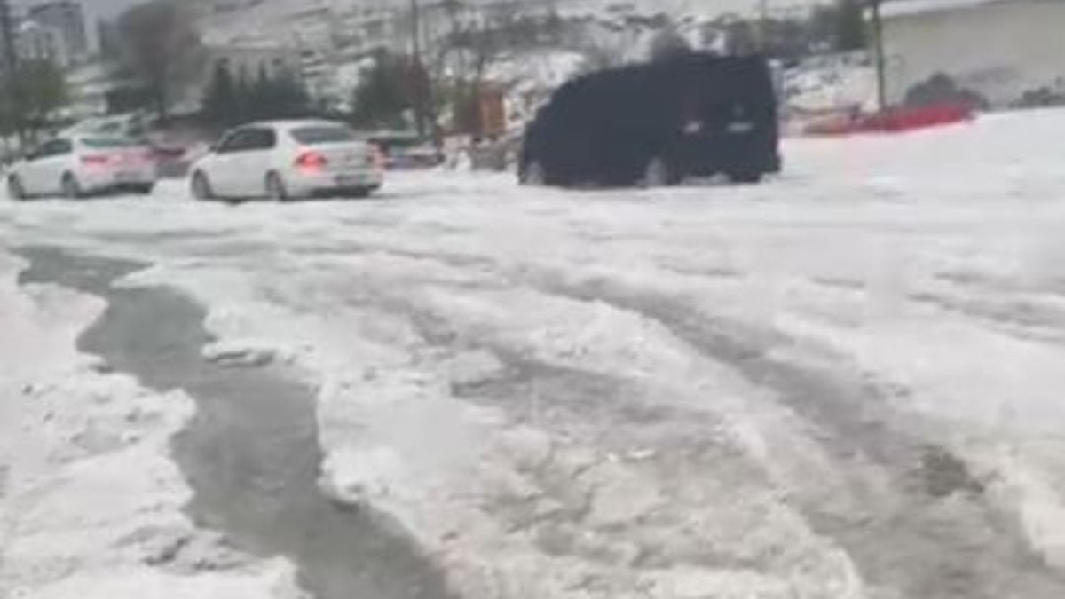 Mayıs ayı yaklaşırken Elazığ'da dolu sürprizi: Beyaza büründü