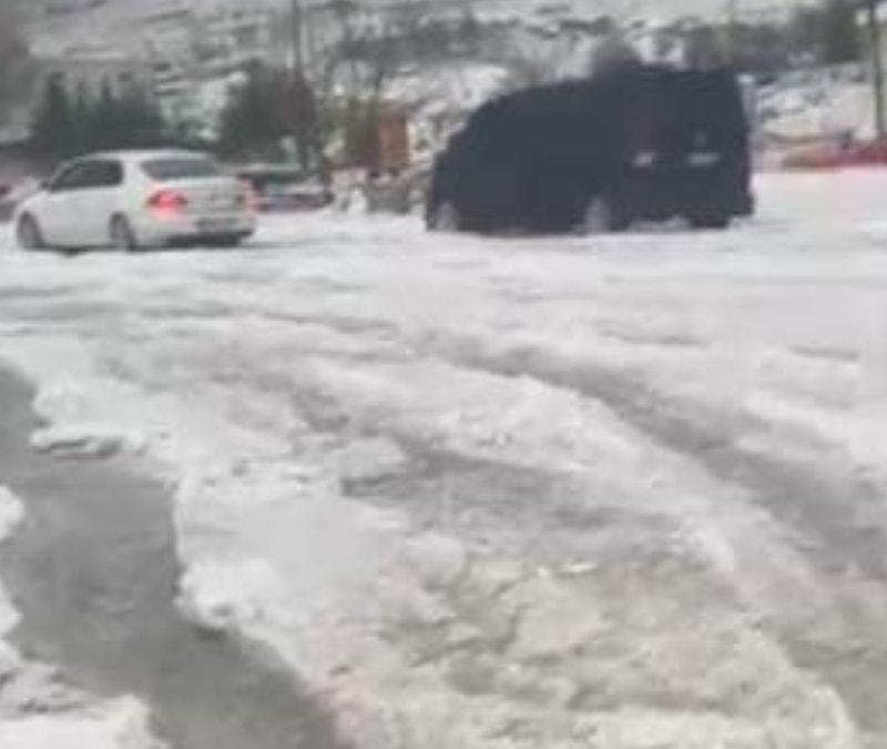 Mayıs ayı yaklaşırken Elazığ'da dolu sürprizi: Beyaza büründü