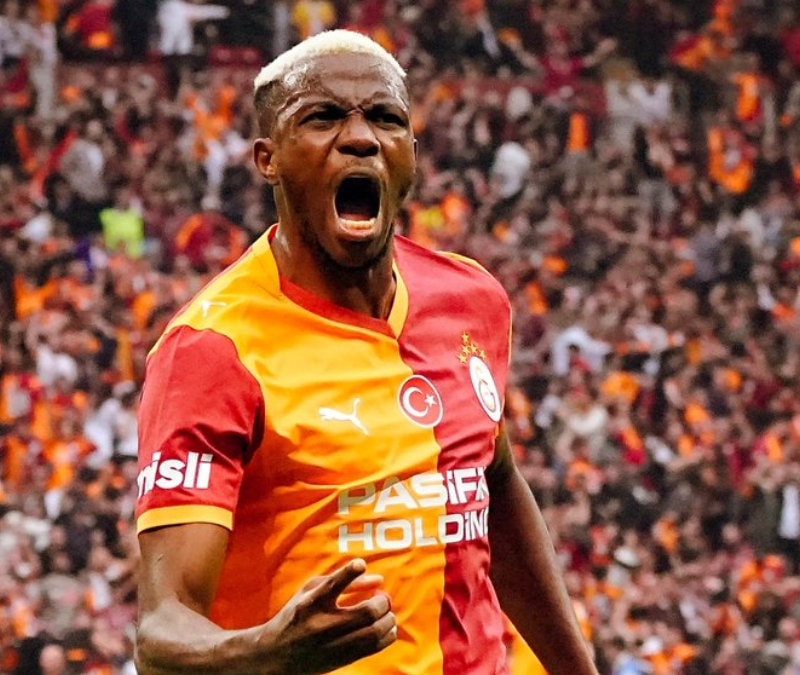 Victor Osimhen bu derbiyi de boş geçmedi