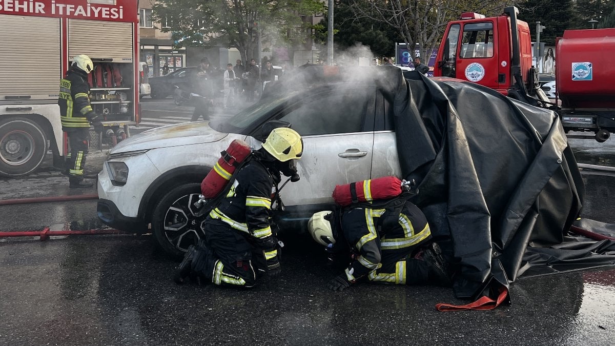 Kayseri'de seyir halindeki elektrikli araç alev aldı