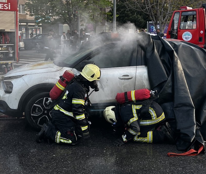 Kayseri'de seyir halindeki elektrikli araç alev aldı