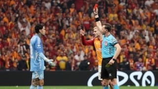 Derbide olay var! Ederson kırmızı kart gördü...