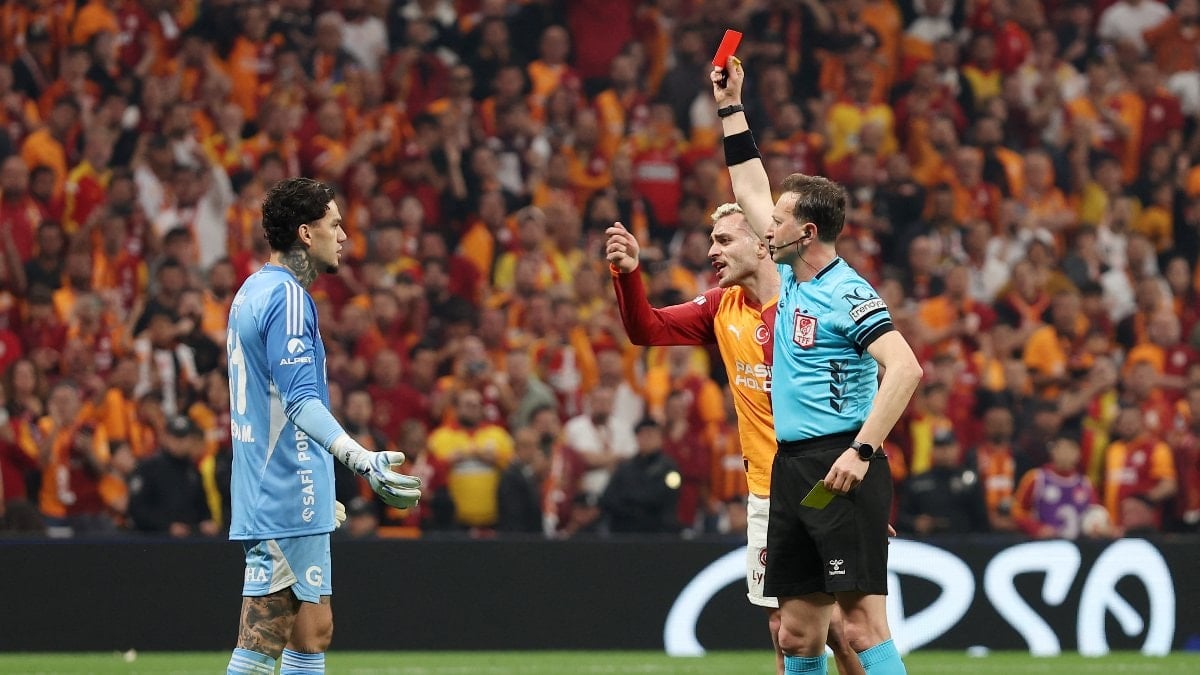 Derbide olay var! Ederson kırmızı kart gördü...