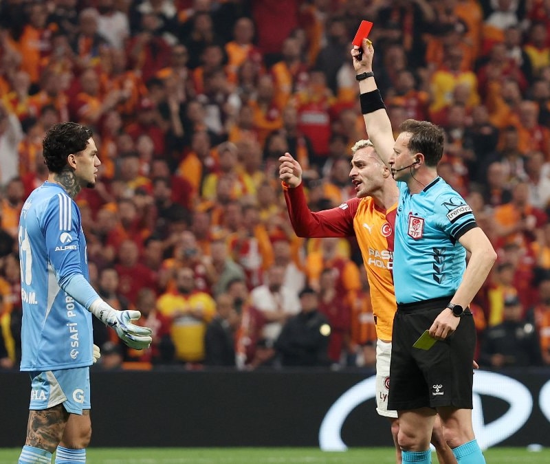 Derbide olay var! Ederson kırmızı kart gördü...