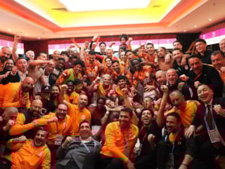 Galatasaray'dan Fenerbahçe derbisinin ardından galibiyet pozu