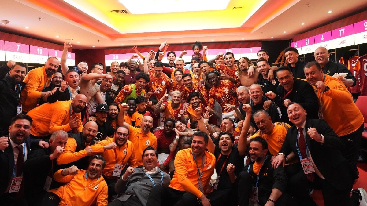 Galatasaray'dan Fenerbahçe derbisinin ardından galibiyet pozu