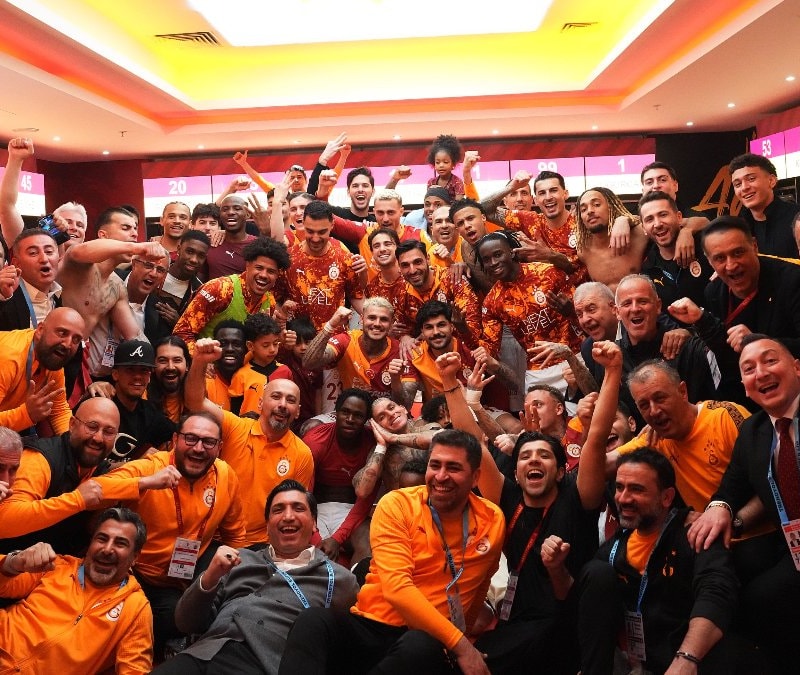 Galatasaray'dan Fenerbahçe derbisinin ardından galibiyet pozu