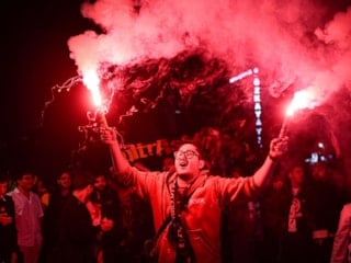 Galatasaray taraftarları derbi sonrası sokaklara indi