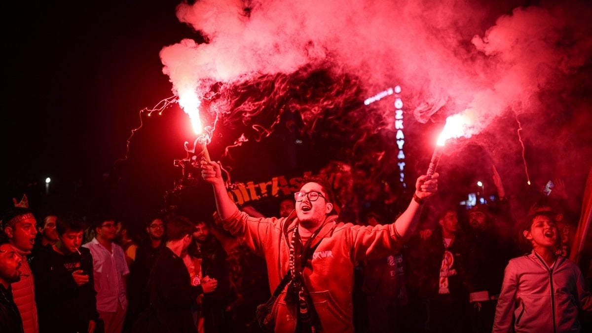 Galatasaray taraftarları derbi sonrası sokaklara indi