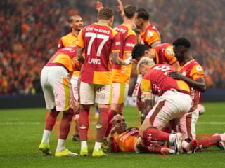 Galatasaray evindeki yenilmezlik serisini derbide sürdürdü