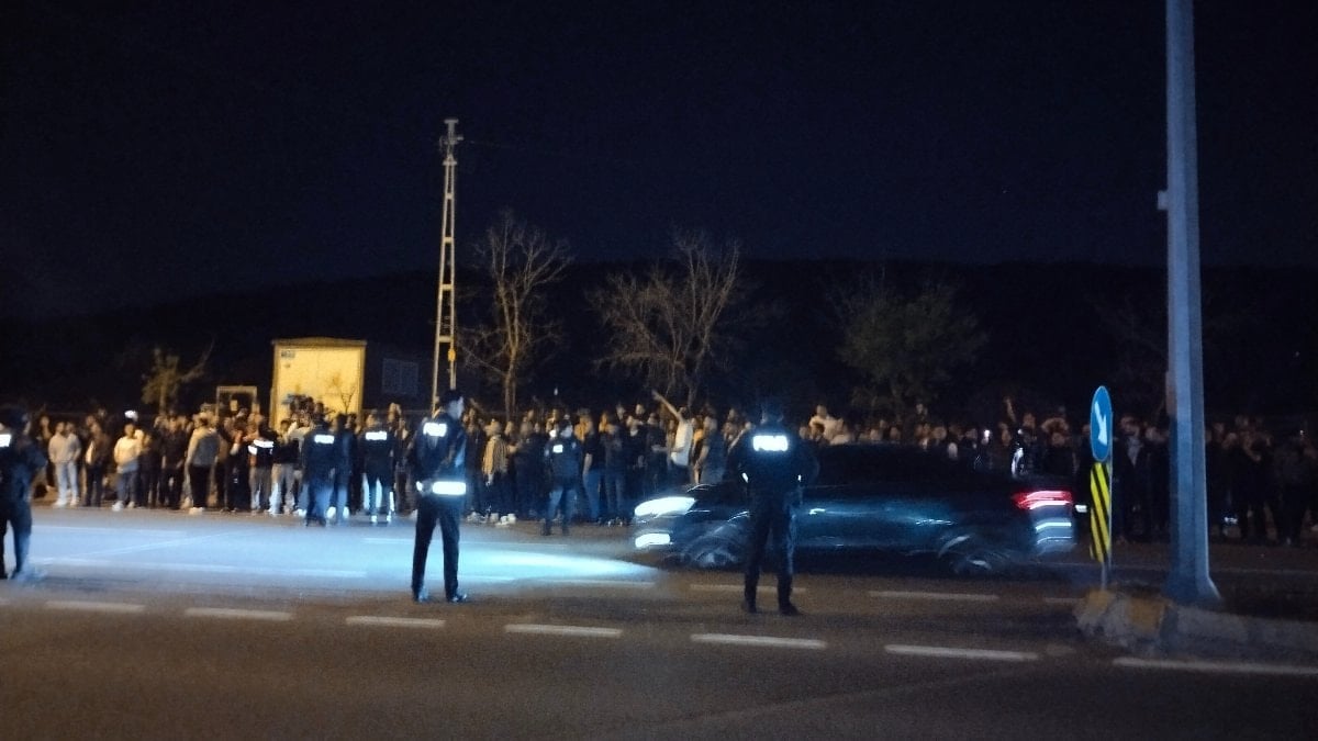 Fenerbahçeli taraftarlar, yönetim ve futbolculara tepki gösterdi