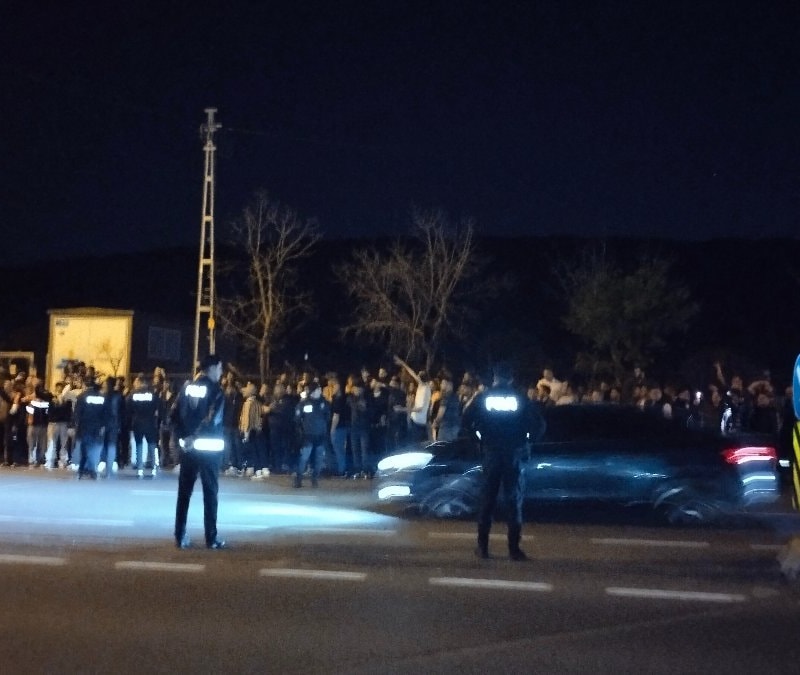 Fenerbahçeli taraftarlar, yönetim ve futbolculara tepki gösterdi