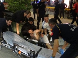 Antalya'da derbi galibiyetini kutlayan bir taraftar bıçakla yaralandı