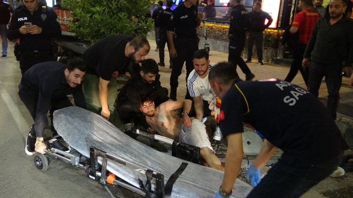 Antalya'da derbi galibiyetini kutlayan bir taraftar bıçakla yaralandı