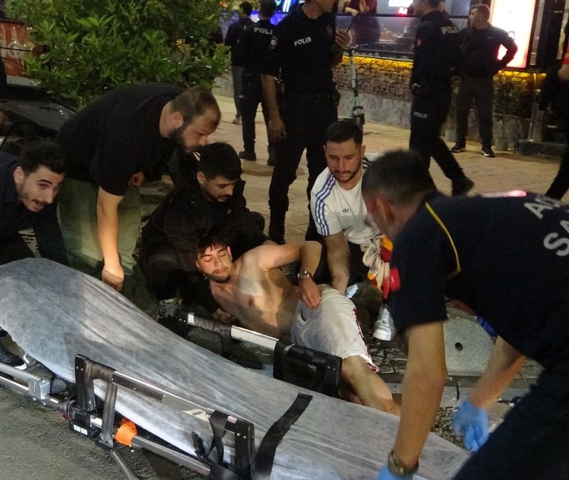 Antalya'da derbi galibiyetini kutlayan bir taraftar bıçakla yaralandı