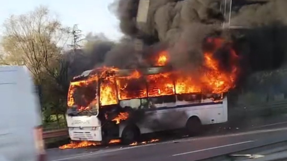 İstanbul'da servis midibüsü alevlere teslim oldu