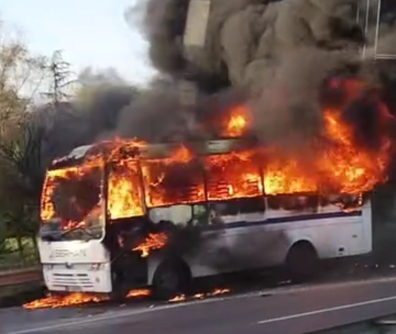 İstanbul'da servis midibüsü alevlere teslim oldu