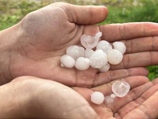 Hatay’da erik büyüklüğünde dolu paniği: Vatandaşlar kaçacak yer aradı