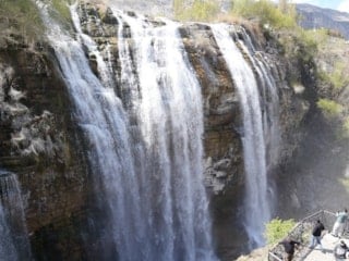 Baharla birlikte coştu: Tortum Şelalesi ziyaretçi akınına uğruyor