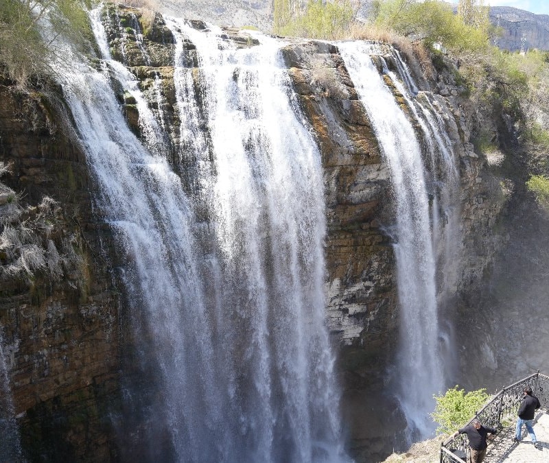 Baharla birlikte coştu: Tortum Şelalesi ziyaretçi akınına uğruyor