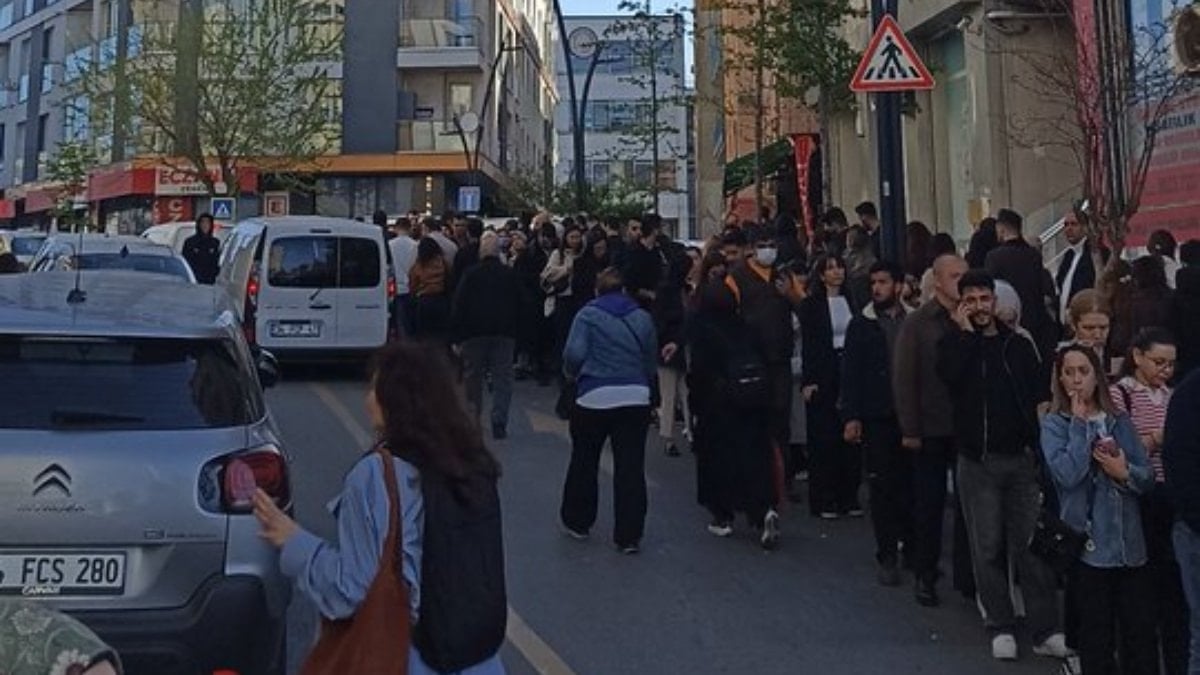 İstanbul'da vatandaşların metro kuyruğu