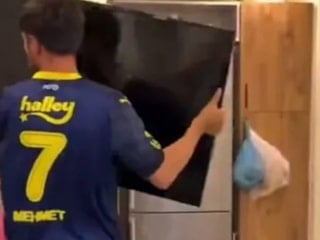 Fenerbahçe taraftarı sinirden televizyonu camdan aşağı fırlattı
