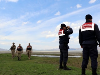 Van'da jandarma flamingolar için nöbette
