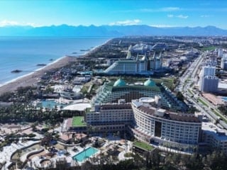 Tatilciler, peş peşe gelen resmi tatillerle uzun tatil keyfini sürüyor