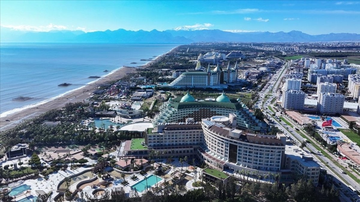 Tatilciler, peş peşe gelen resmi tatillerle uzun tatil keyfini sürüyor