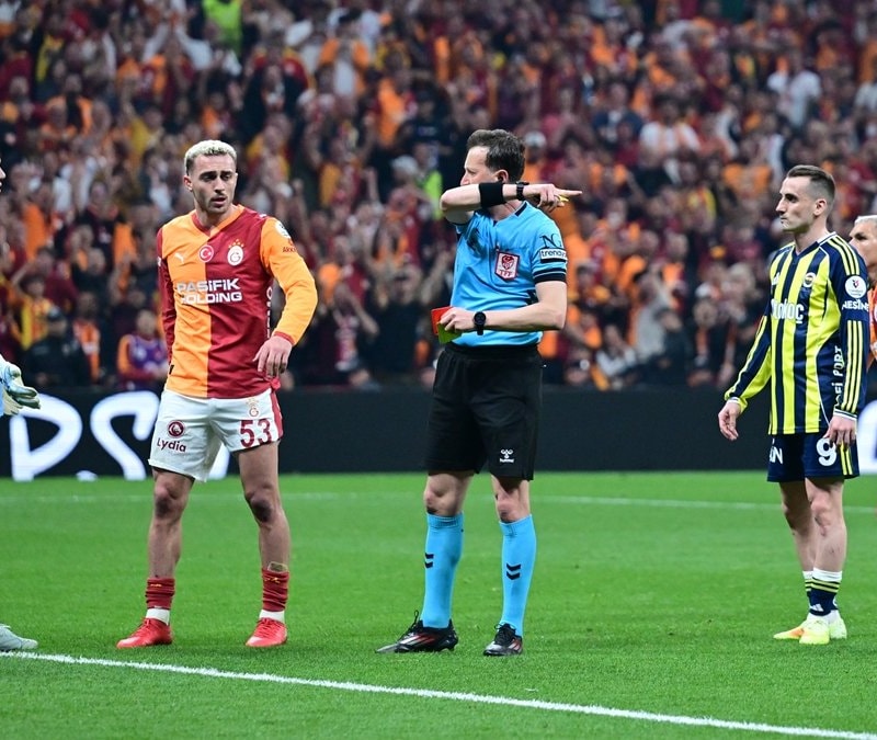 Fenerbahçe'de Ederson'un gördüğü kırmızı kart ülkesinde gündem oldu