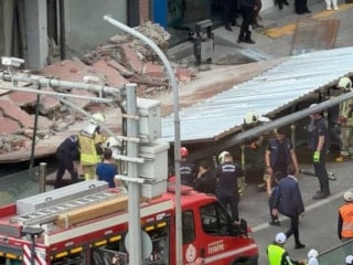 Ankara'da yıkım çalışması sırasında binanın önündeki platform caddeye yıkıldı: 3 yaralı