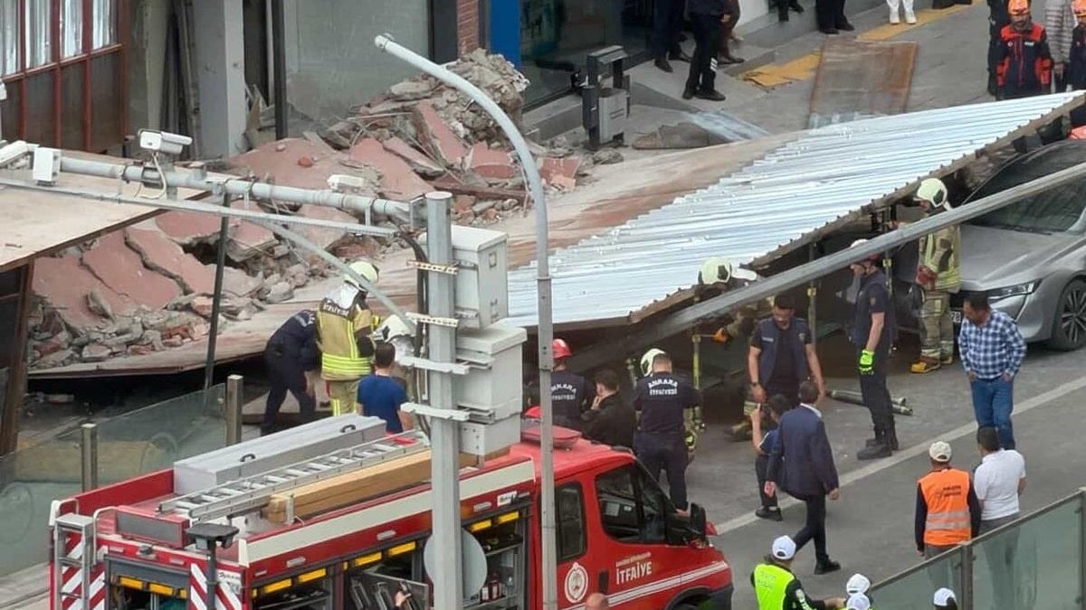 Ankara'da yıkım çalışması sırasında binanın önündeki platform caddeye yıkıldı: 3 yaralı