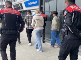 Bolu'da kız kardeşini bir erkekle gören abla olay çıkardı