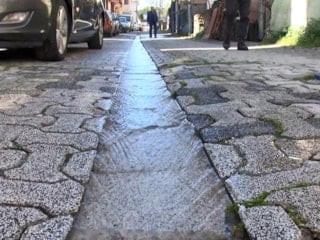 İstanbul Ataşehir'de şebeke suyunu taşıyan boru patladı