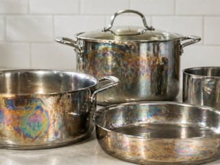 Çelik tencerede gökkuşağı lekeleri neden olur, zararlı mıdır?