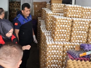 Şanlıurfa'da uygunsuz şartlara sahip depoya baskın: 5 bin koli yumurta imha edildi