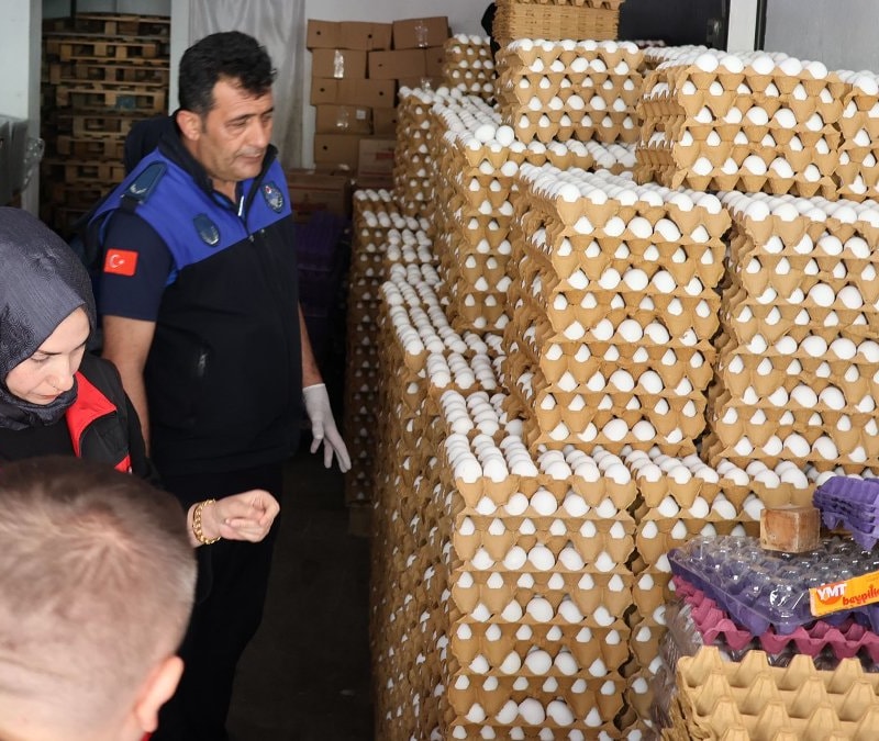 Şanlıurfa'da uygunsuz şartlara sahip depoya baskın: 5 bin koli yumurta imha edildi