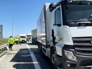 İstanbul'da 3 aracın karıştığı kazada tır sürücüsü ağır yaralandı