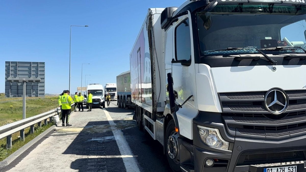 İstanbul'da 3 aracın karıştığı kazada tır sürücüsü ağır yaralandı
