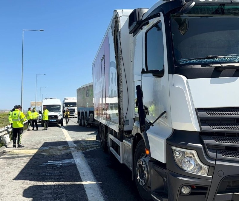 İstanbul'da 3 aracın karıştığı kazada tır sürücüsü ağır yaralandı