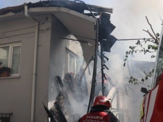 Sakarya’da çatı yangını: Annenin soğukkanlılığı olası faciayı önledi