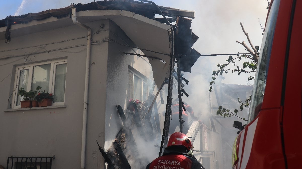Sakarya’da çatı yangını: Annenin soğukkanlılığı olası faciayı önledi