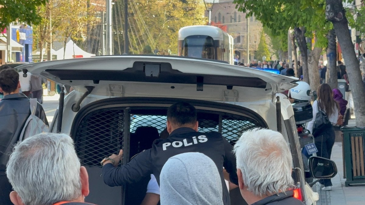 Eskişehir'de 14 yaşındaki çocuk yaşlı adama yumruk attı