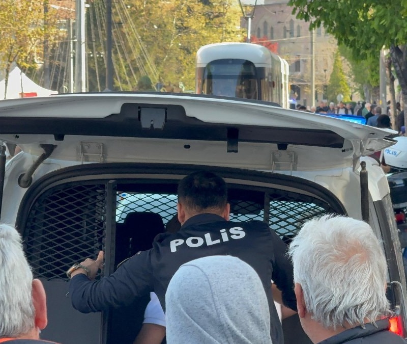 Eskişehir'de 14 yaşındaki çocuk yaşlı adama yumruk attı