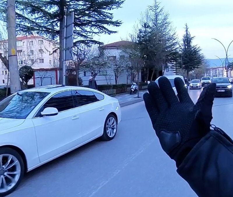 Bolu'da bir sürücü motorcuyu tehlikeye attı: Yalanı kask kamerasında ortaya çıktı