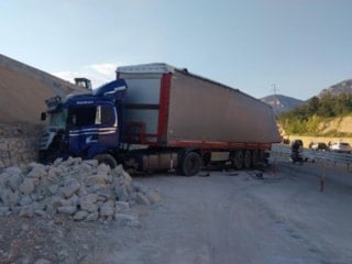 Mersin'de rampaya çarpan tırdan fırlayan mermerler minibüsü parçaladı: 1 ölü 3 yaralı