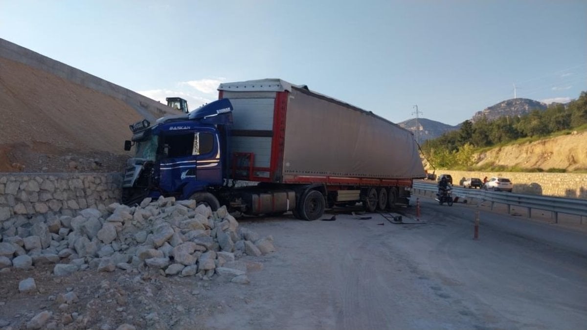 Mersin'de rampaya çarpan tırdan fırlayan mermerler minibüsü parçaladı: 1 ölü 3 yaralı