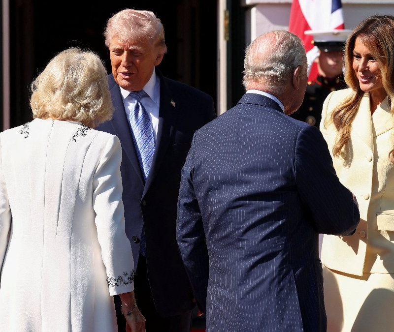 Donald Trump'ın, liderlere uyguladığı 'el çekme' tarifesi Kral Charles'a işlemedi